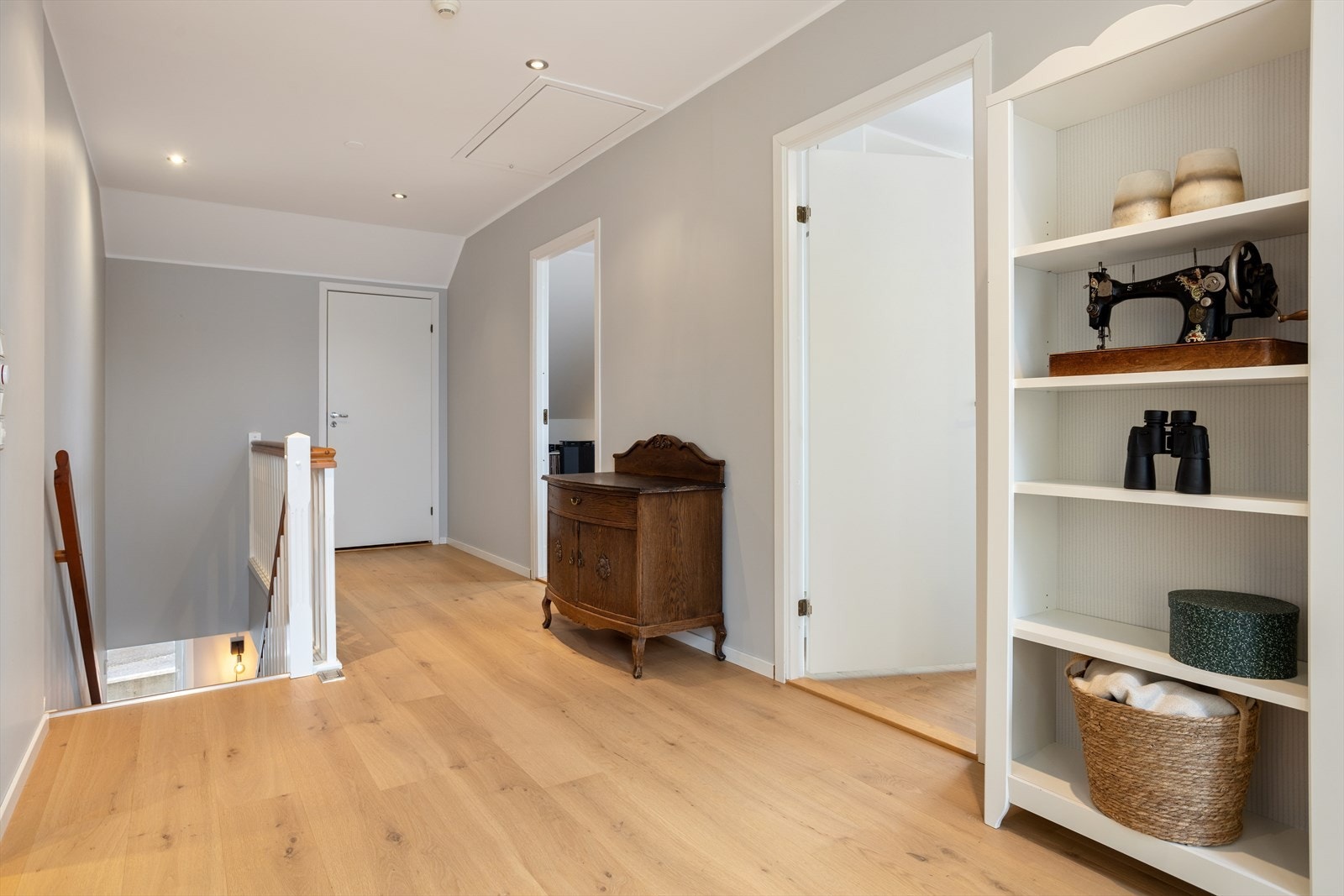 Romslig hall/stue i 2. etasje Galleribilde