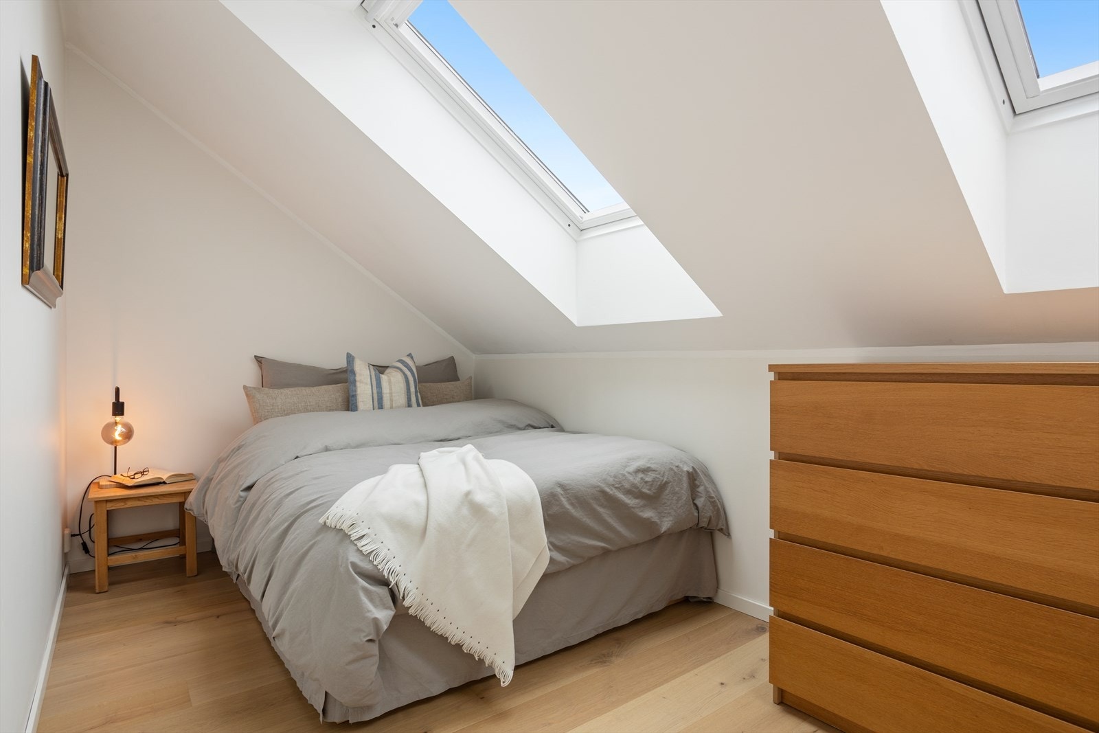 Et av soverommene i andre etasje har skråtakvindu som gir godt med lys. Galleribilde