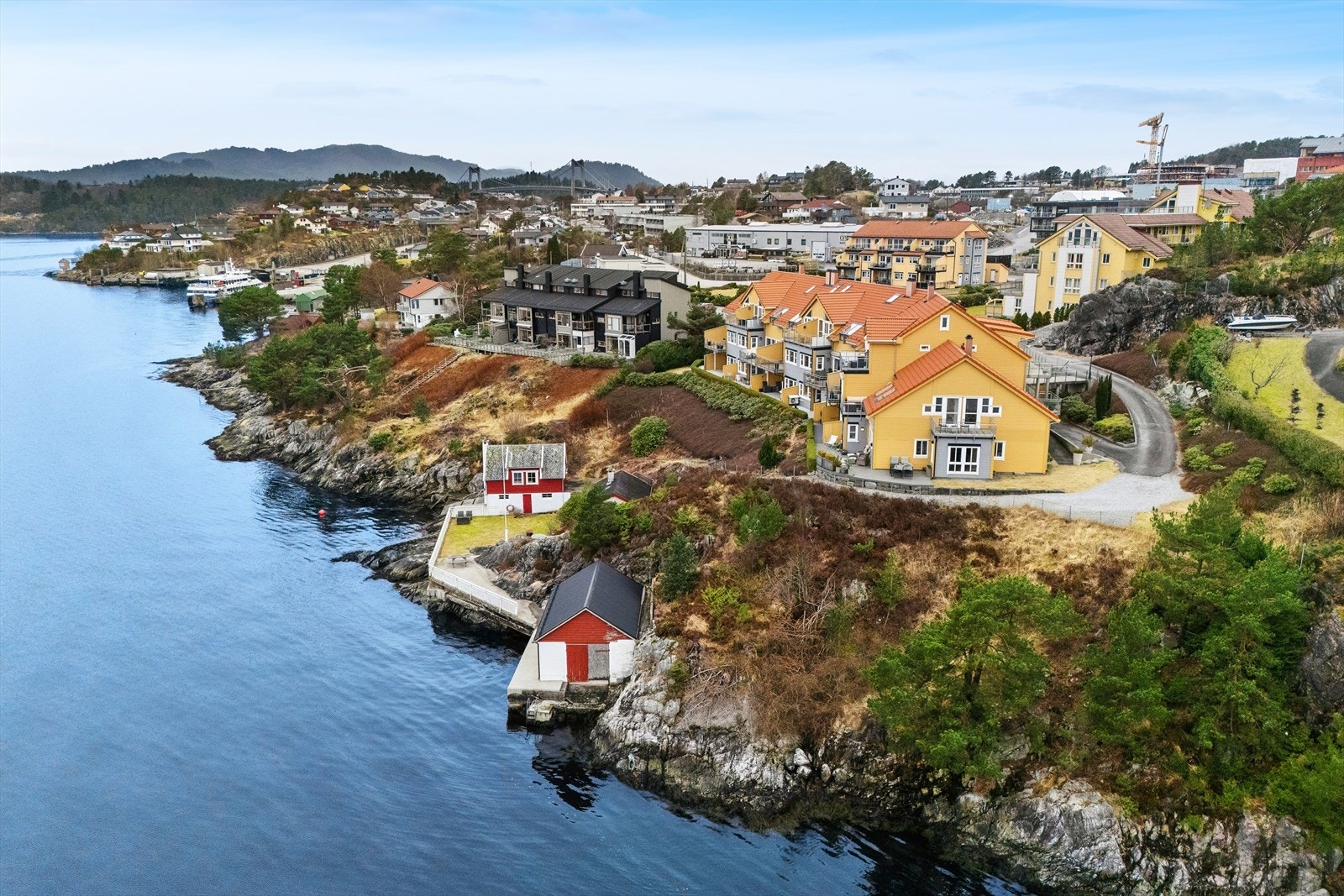 På fellesområdet ved sjøen er det badestige og mulighet for å sette ut kajakken. Galleribilde