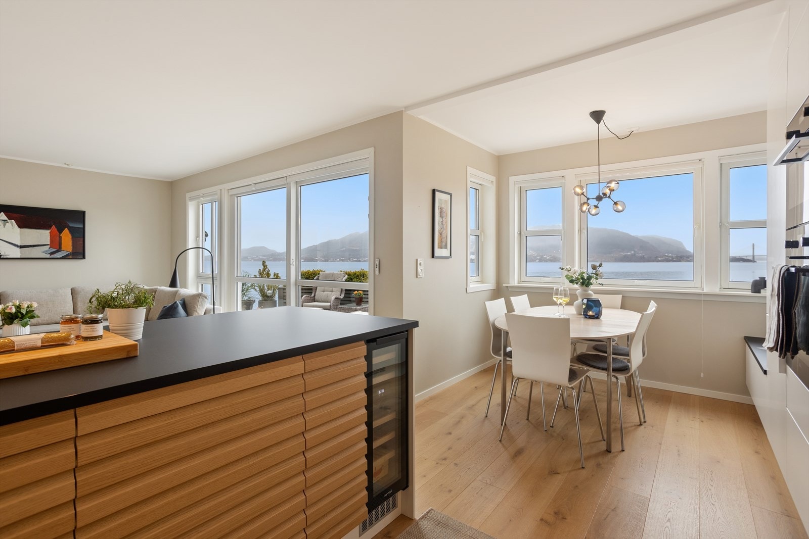 Den åpne løsningen gir en fin flyt mellom matlaging, spiseplass og stue. Galleribilde