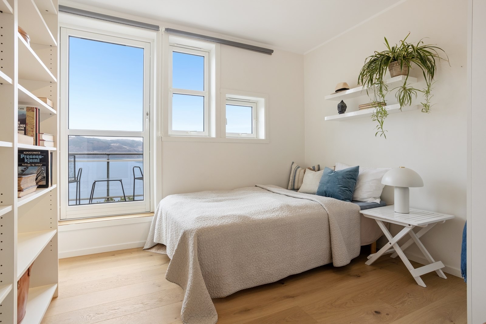 To av soverommene deler en felles altan på 7,47 m² med glassrekkverk. Galleribilde