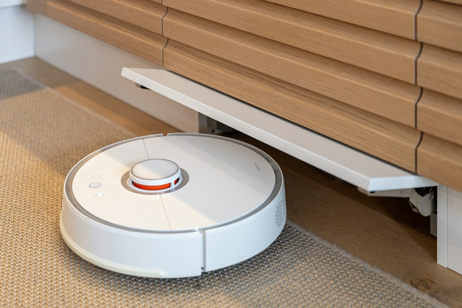 En smart detalj er den integrerte garasjen for støvsugerrobot ved sokkelen. Galleribilde