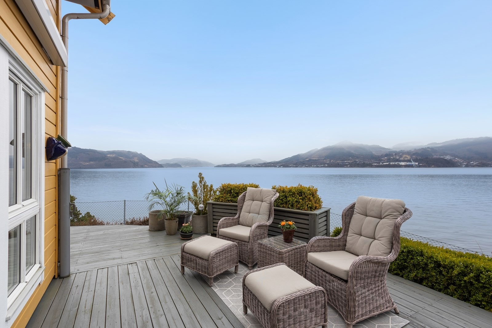 Velkommen til Kvassnesvegen 49F! Eiendommen ligger i et veletablert og pent opparbeidet område med felles grøntarealer. Galleribilde