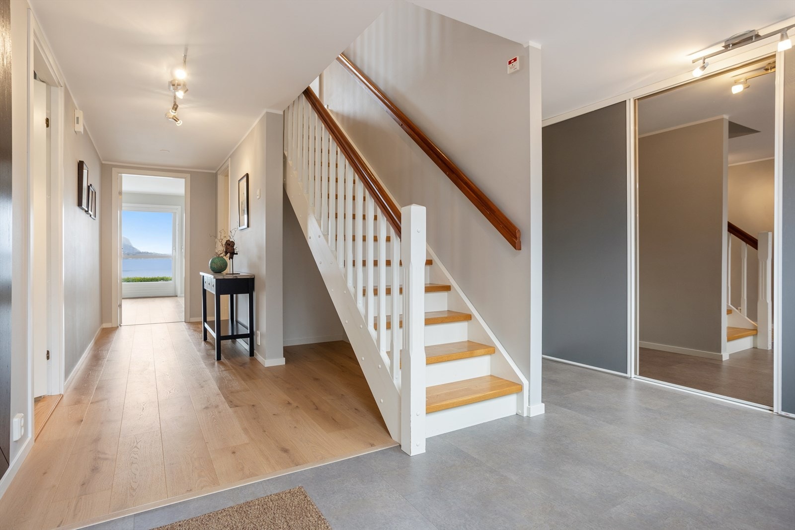 Entréen har laminatfliser med varmekabler og en romslig skyvedørsgarderobe for praktisk oppbevaring. Galleribilde