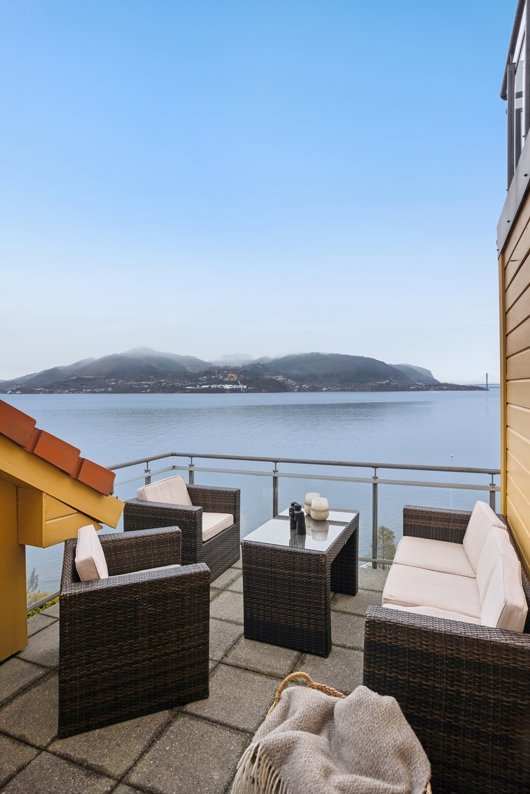 I andre etasje er det to altaner, hvorav den ene har utgang fra loftstue/soverom og en fra hall. Galleribilde