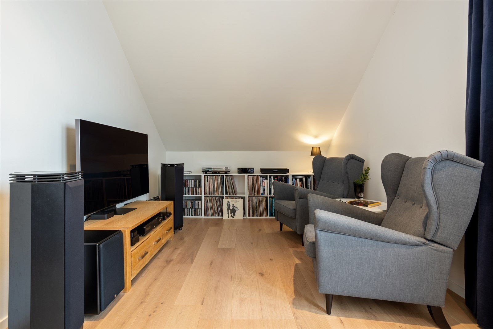 I andre etasje finner du en stor loftstue (opprinnelig soverom), som gir ekstra fleksibilitet i hverdagen. Galleribilde