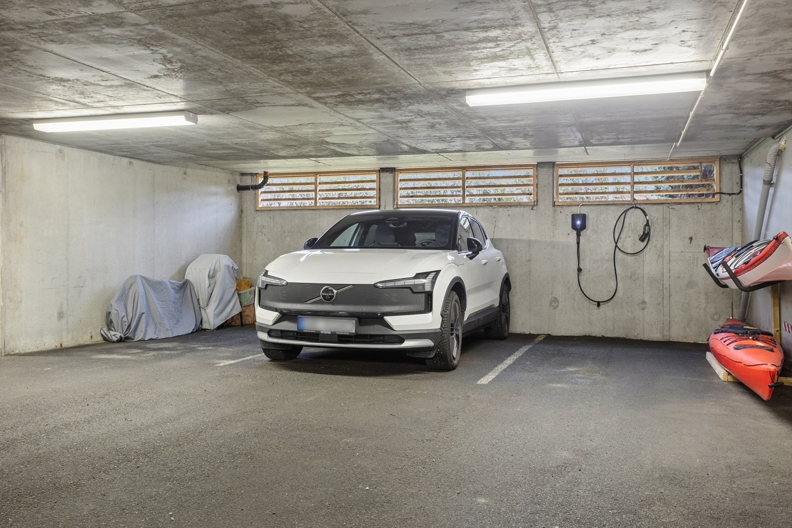 Til boligen hører to faste garasjeplasser i fellesanlegg. Her er det god plass til både bil og kajakk. Galleribilde