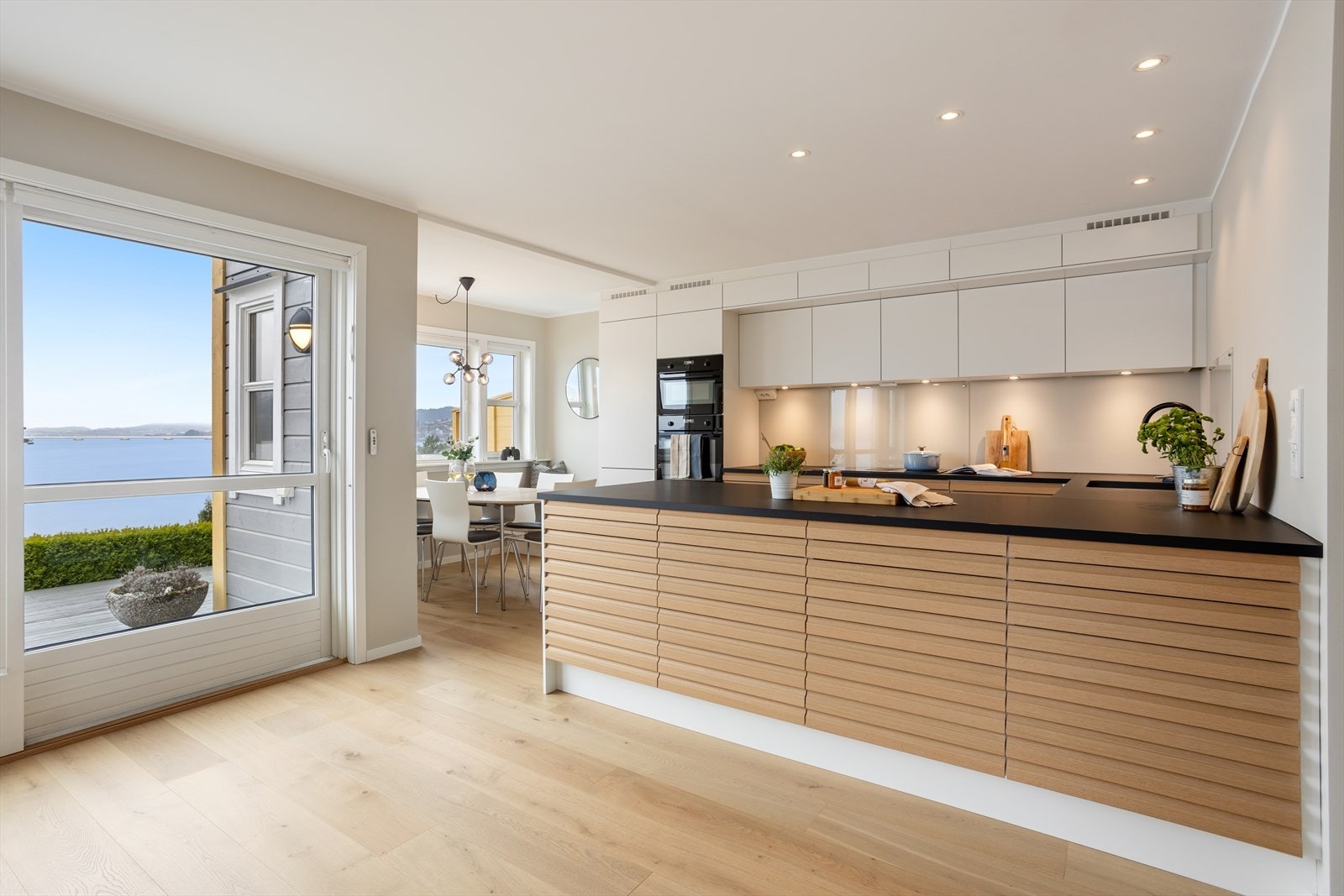 Kjøkkenet er et moderne Aubo-kjøkken fra 2021 med rikelig skap- og benkeplass. Galleribilde