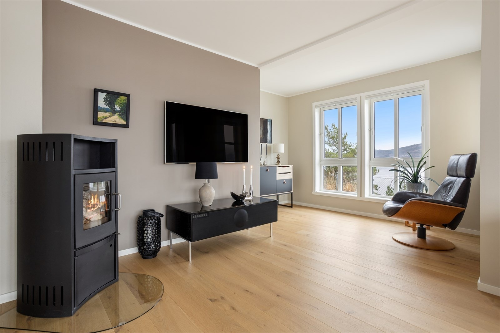 En vedfyrt ovn i stuen gir ekstra varme og en lun atmosfære. Galleribilde