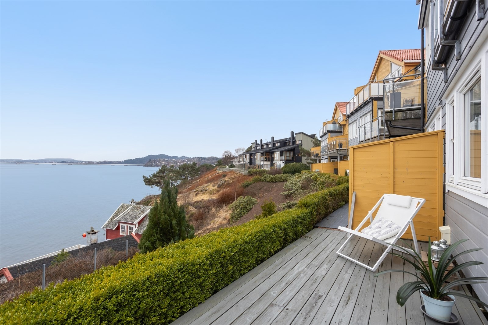 Nydelig terrasse som er fundamentert på en solid, tørrmurt natursteinsmur. Galleribilde