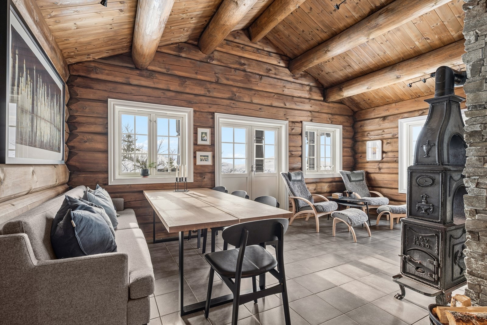 Fra kjøkkenet kommer man inn i en stilfull spisestue med god plass til langbord. Herfra er det direkte utgang til terrassen gjennom en tofløyet tredør, som gir rommet et eksklusivt preg og en sømløs overgang mellom inne og ute. Galleribilde
