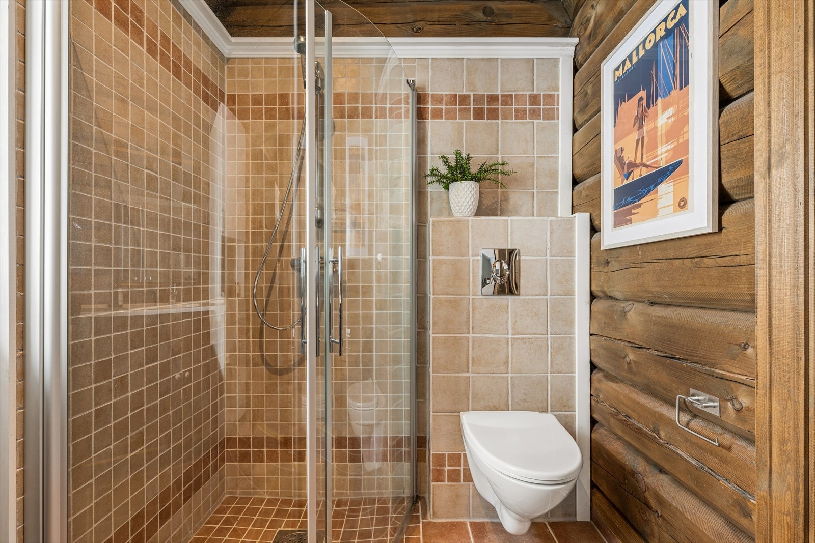 Dette badet er innredet med baderomsinnredning, vegghengt toalett og et praktisk dusjhjørne. Galleribilde