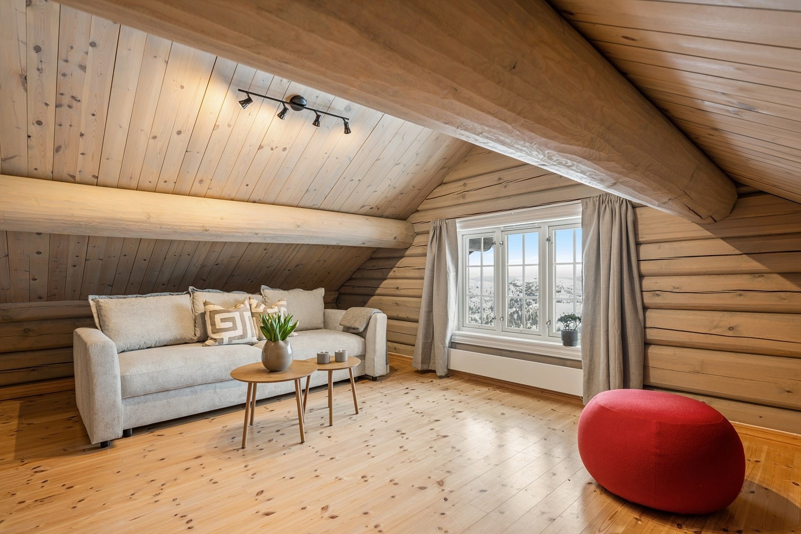 Loftstuen fungerer som en egen, tilbaketrukket sone hvor både familie og gjester kan trekke seg tilbake for lek eller avslapning. Galleribilde
