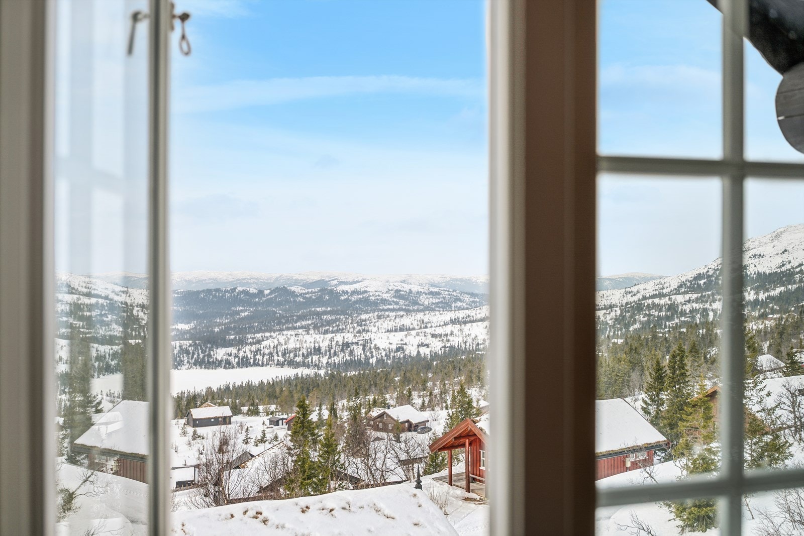 Store vindusflater rammer inn det naturskjønne og vakre landskapet. Galleribilde