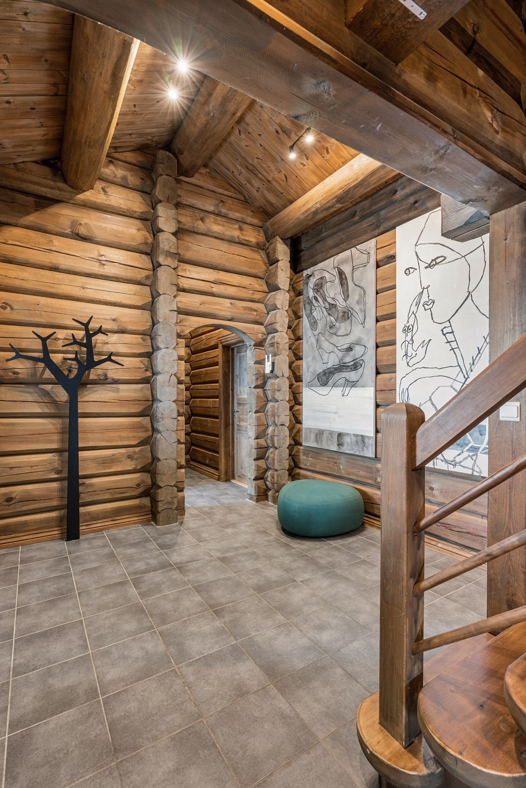 Den innvendige trappen i behandlet heltre furu binder etasjene elegant sammen. Galleribilde