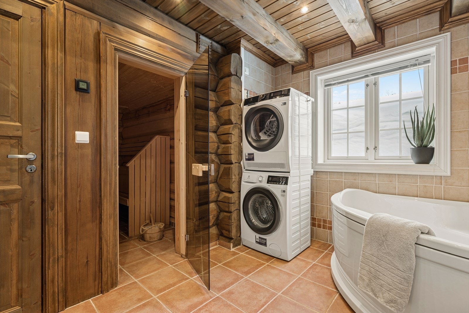 Badet fungerer også som vaskerom med opplegg for vaskemaskin, og har direkte adkomst til badstuen. Galleribilde