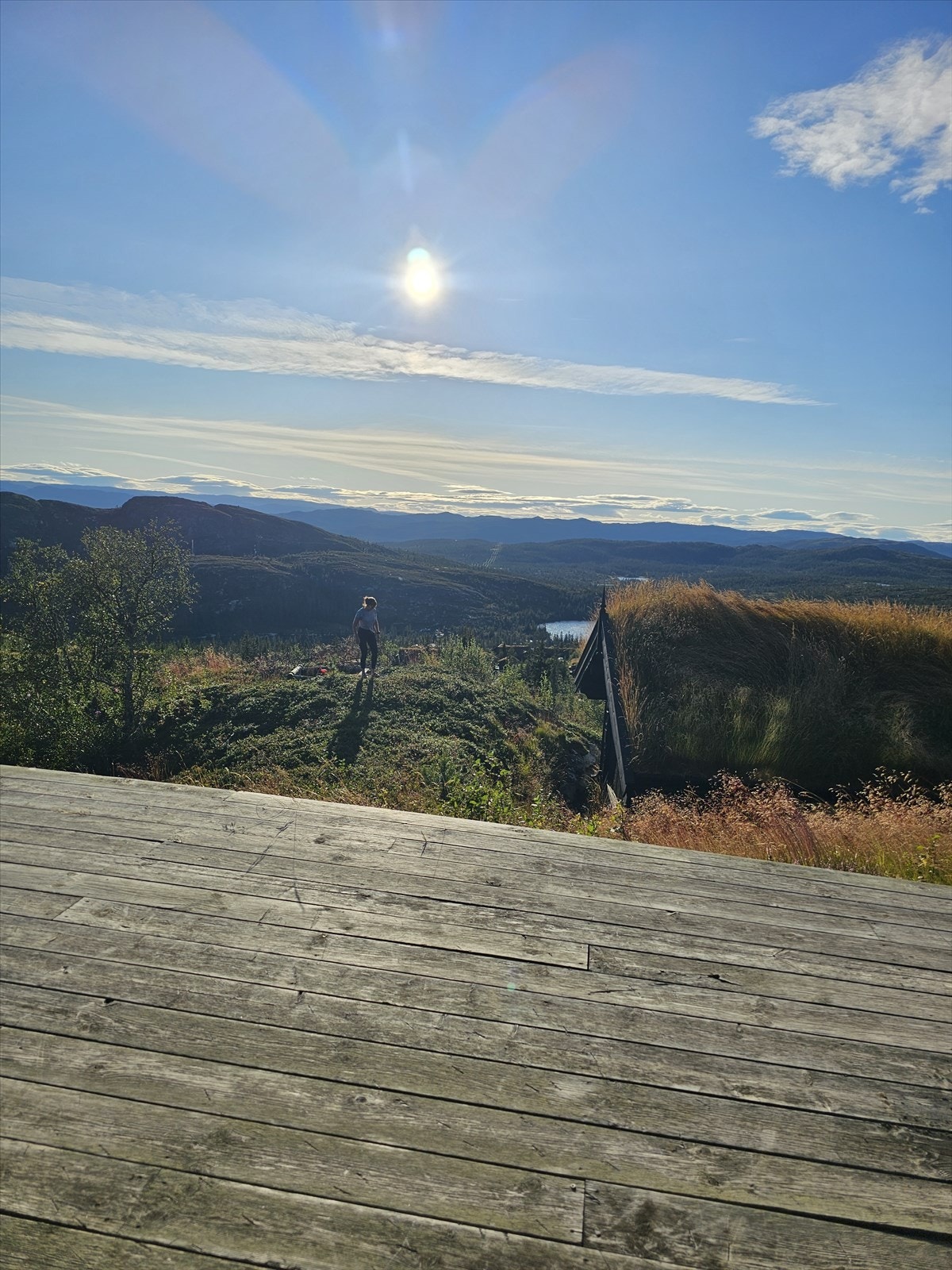 Selgers sommerbilde med vakker utsikt fra terrassen. Et virkelig praktfullt skue. Galleribilde
