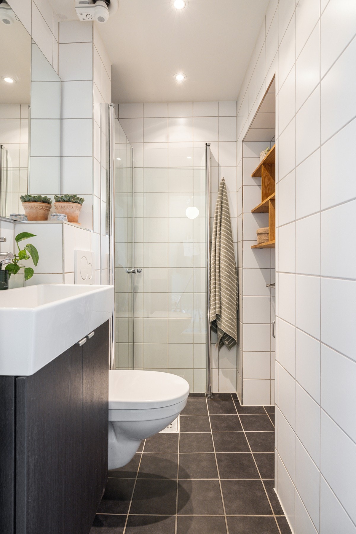 Badet har varmekaber på gulvet og tidløse fargevalg. Galleribilde