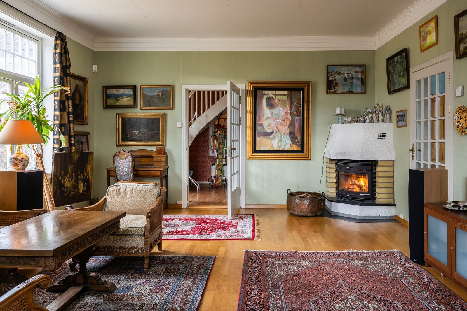 Dagligstue på 37,4m² med hjørnepeis. Galleribilde