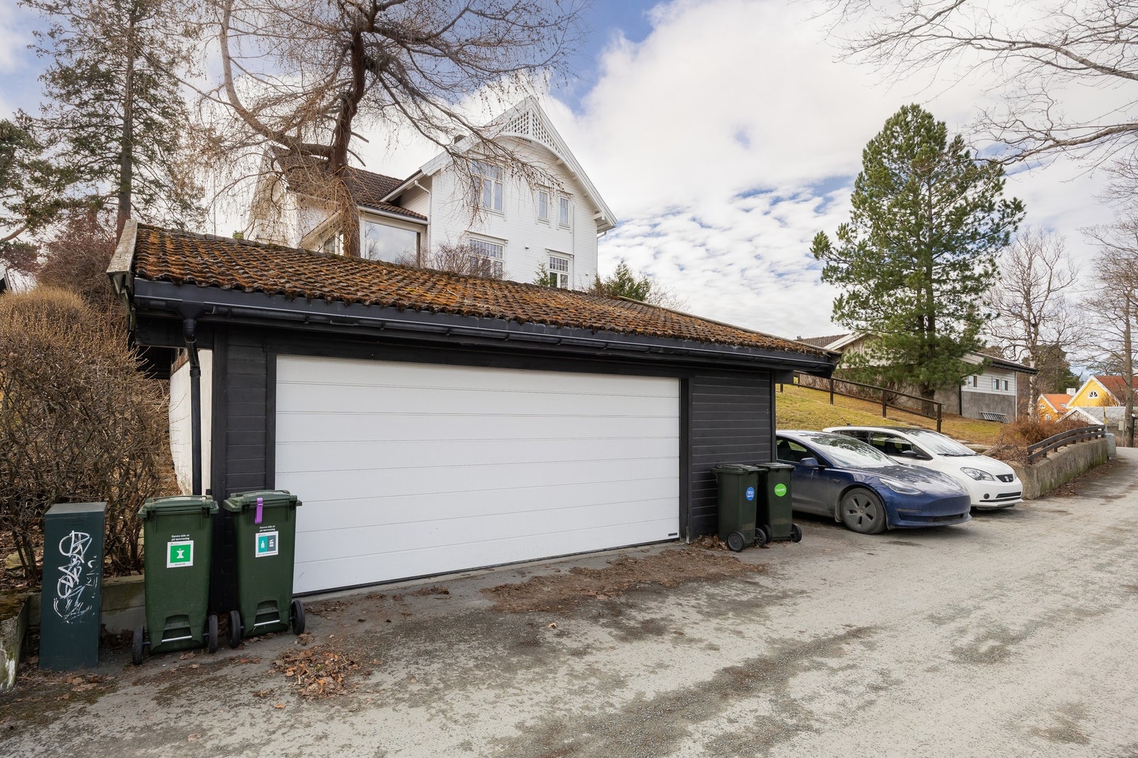 Dobbelgarasje, samt 2 p-plasser ved siden av garasjen. Galleribilde