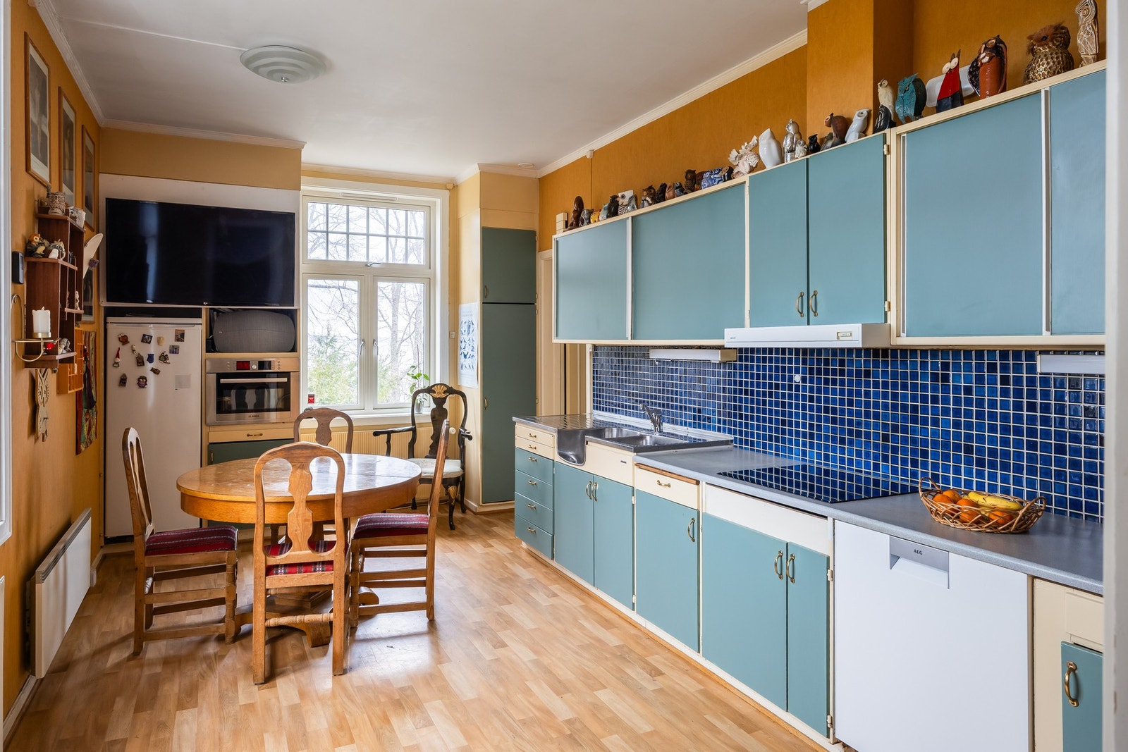 Kjøkkenet har en eldre innredning. Galleribilde