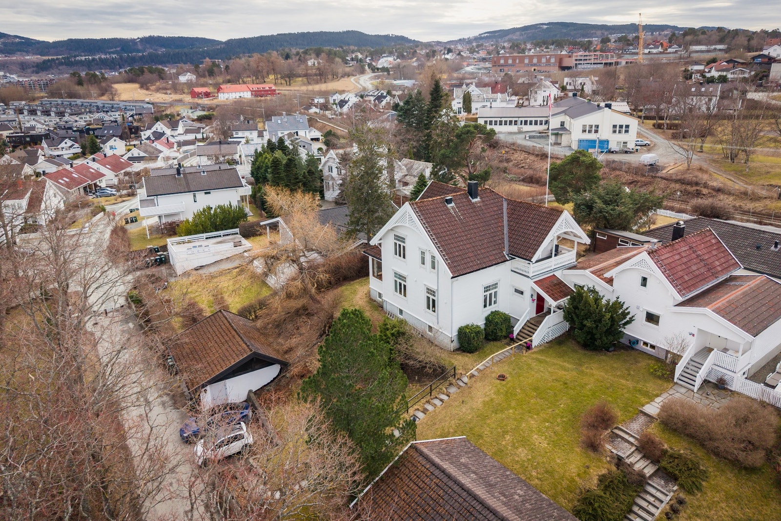 Ypperlig beliggenhet på et høydedrag, i rolige omgivelser, med umiddelbar nærhet til sjøen. Galleribilde