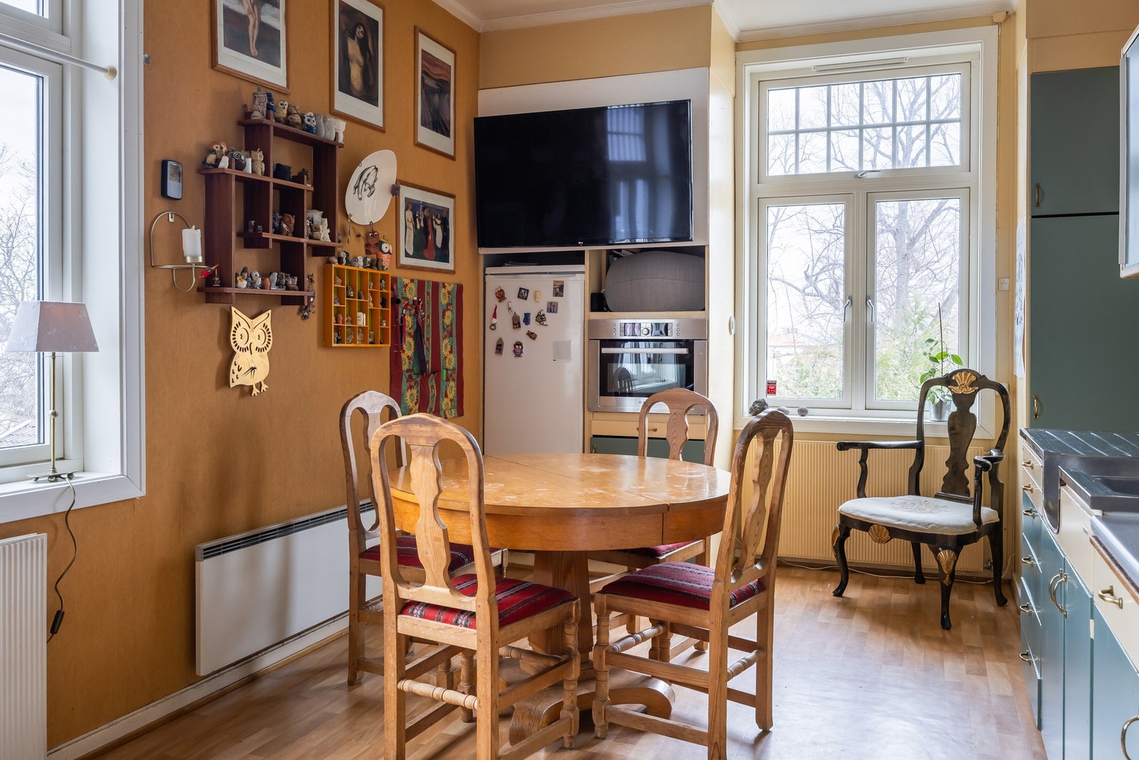 Rommet ligger praktisk inntil spisestuen, men avdelt i eget rom på 17m². Galleribilde