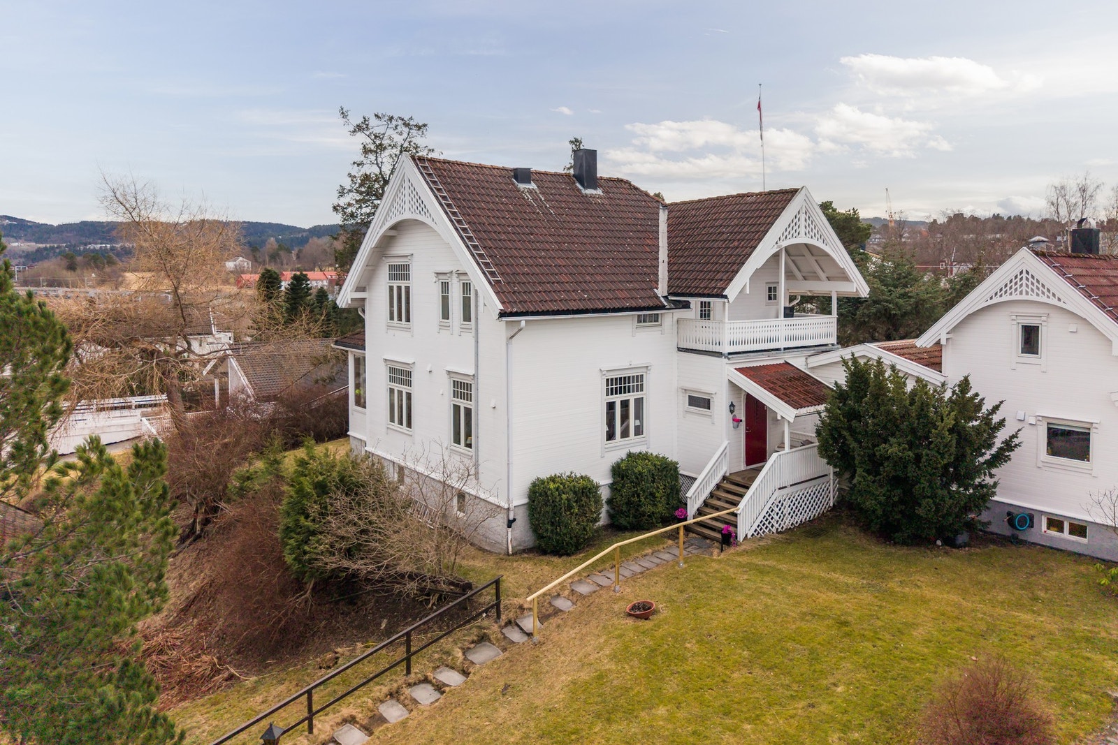 Eiendommen byr på store uteområder. Her kan man nyte solrike dager i grønne omgivelser, med god plass til utemøbler, lek og hageaktiviteter. Galleribilde