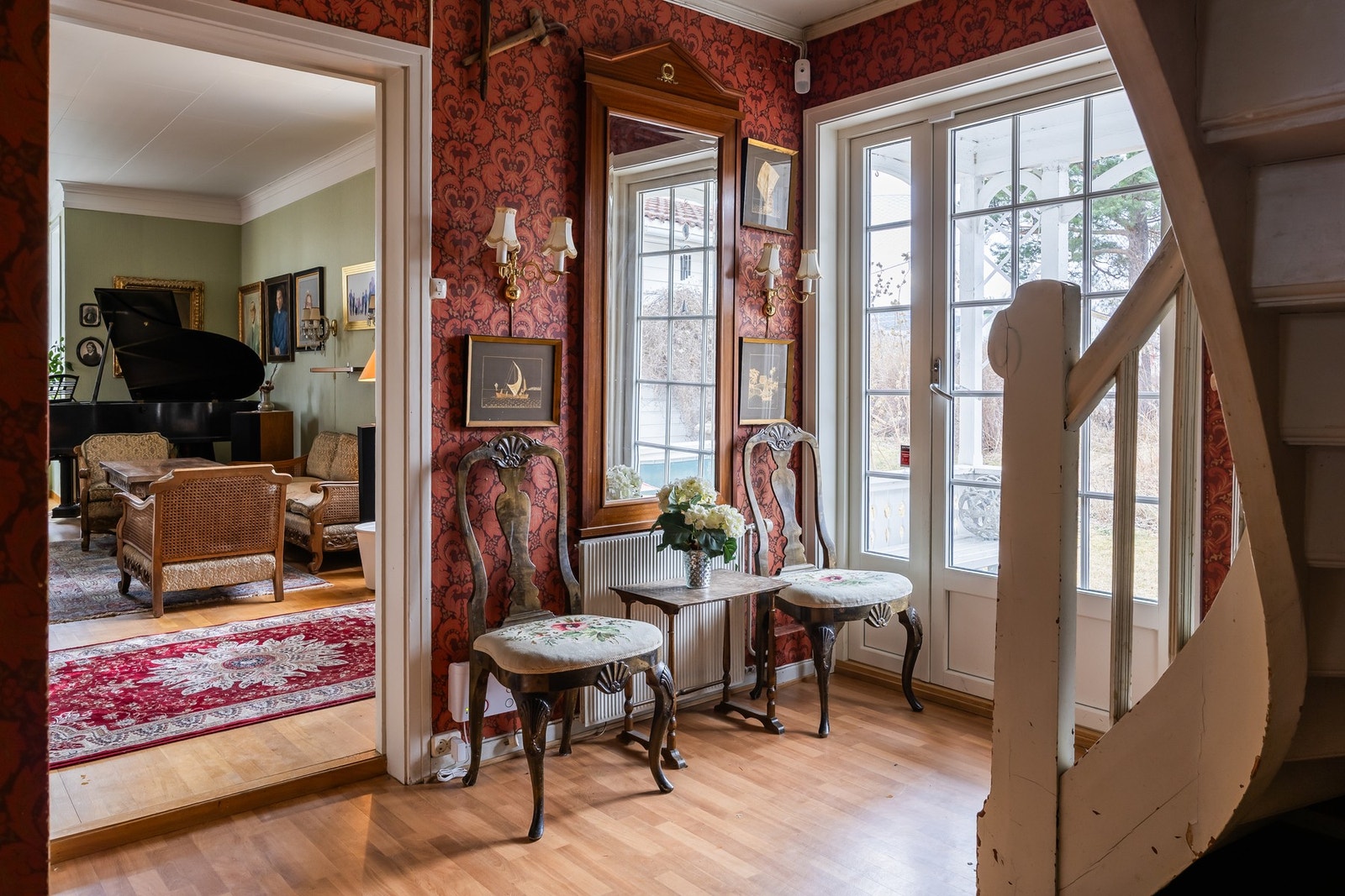 Hall på 12,3m² med utgang til terrasse og hage. Galleribilde