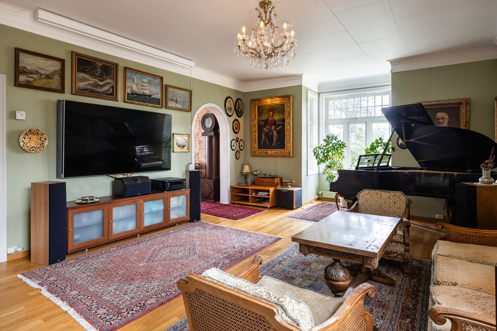 Boligen varmes opp via elektrisitet, varmepumpe og vedfyring. Radiatorer i 1- og 2.etasje. Galleribilde