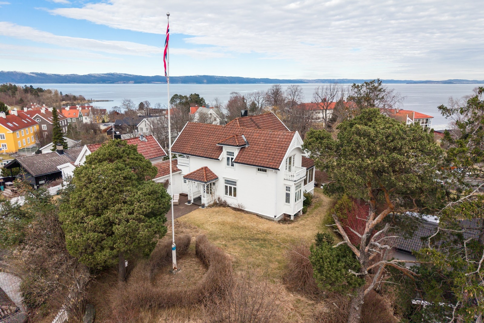 Villa Sole på Nedre Charlottenlund- en herskapelig enebolig fra 1911 med klassisk uttrykk og nydelig tomt. Foto: Stian Hatling Galleribilde