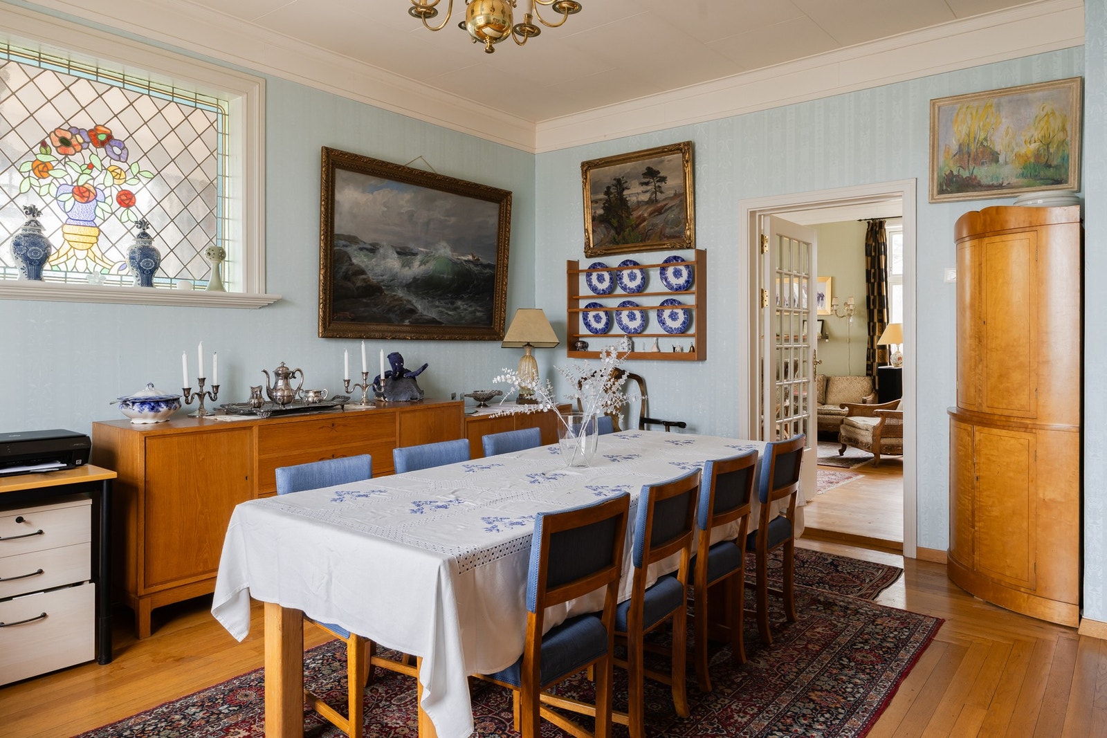 Spisestuen har god størrelse, perfekt for både hyggelige familiemåltider og mindre sammenkomster. Galleribilde