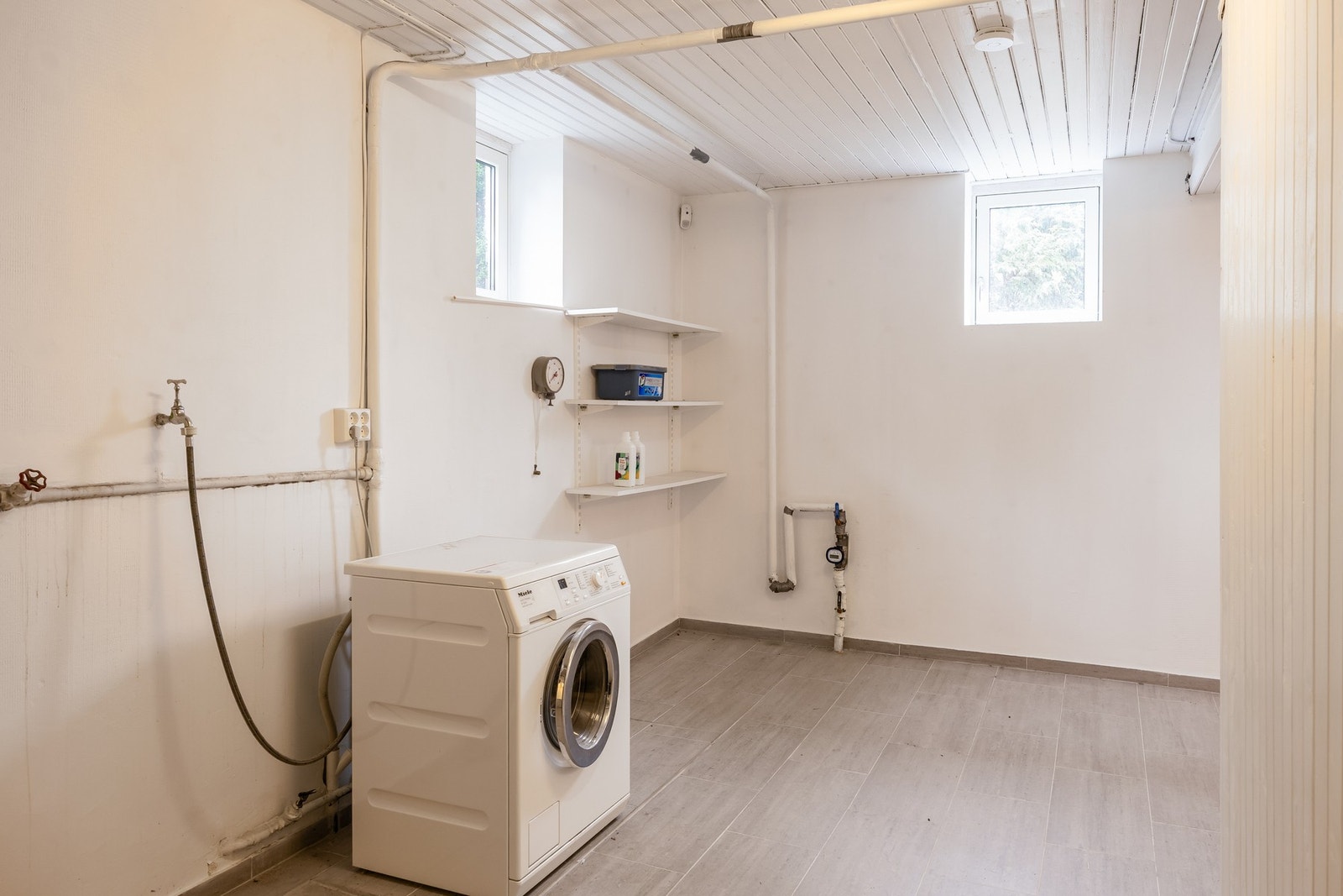 Kjeller på 52m² fordelt i fire rom. Kjelleren fremstår som uinnredet med mur på vegger og gulv. Galleribilde