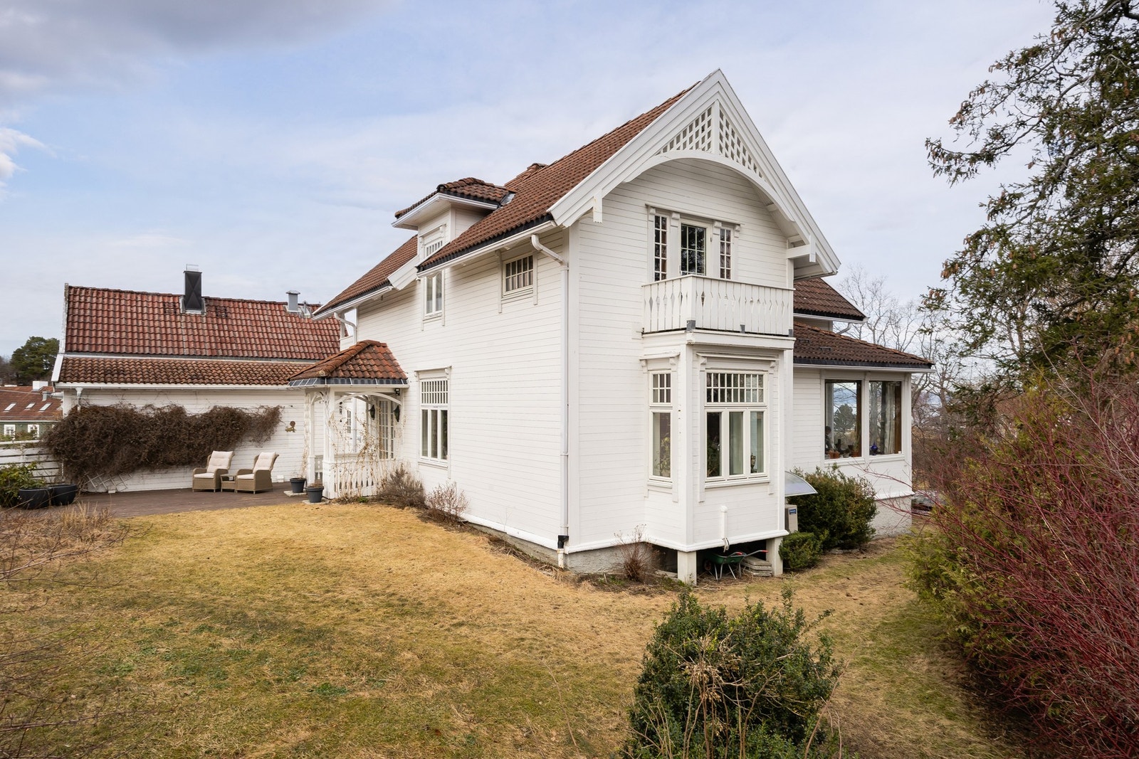 Boligen nyter godt av kvaliteter som god takhøyde på ca. 275cm, store vindusflater og rause store rom. Tradisjonelle preg fra byggeår 1911 og påfølgende tidsepoke. Galleribilde