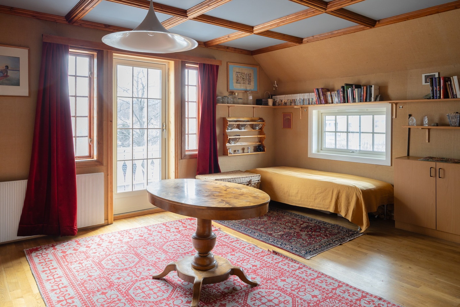 Stue/soverom på 20,9m² i 2.etasje. Fra dette rommet er utgang til en balkong med nydelig utsikt. Galleribilde