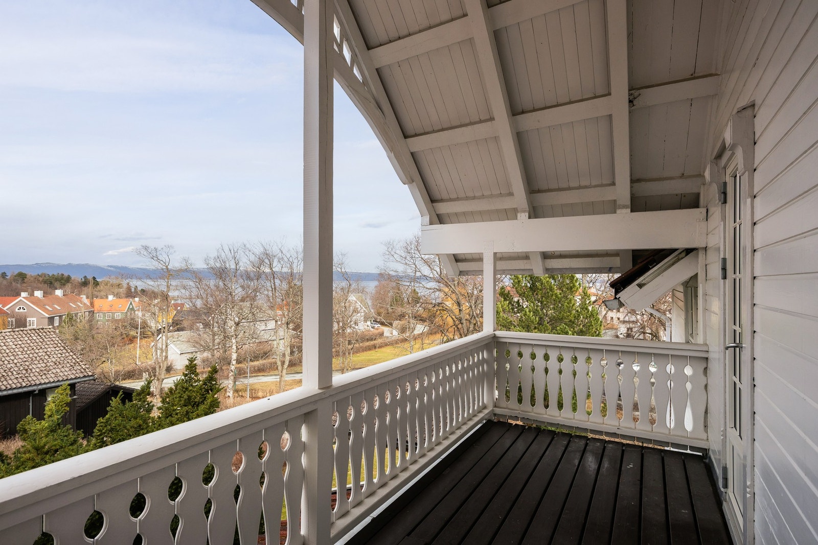 Fra gangen i 2.etasje kommer man ut på en veranda på 8m². Galleribilde