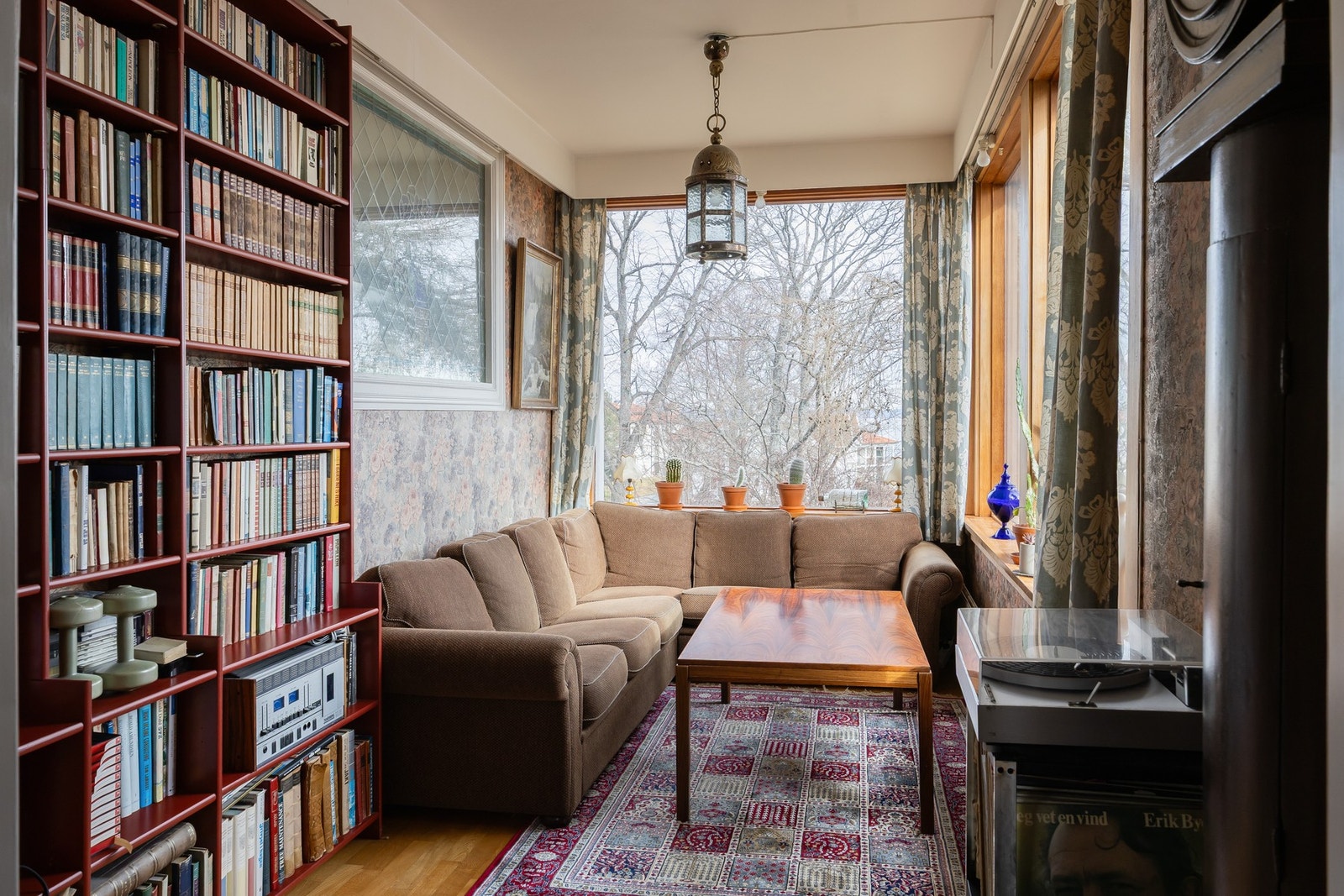 Lys og hyggelig vinterstue på ca. 11,8m², med store vindusflater som gir godt lysinnslipp og nydelig utsikt. Galleribilde