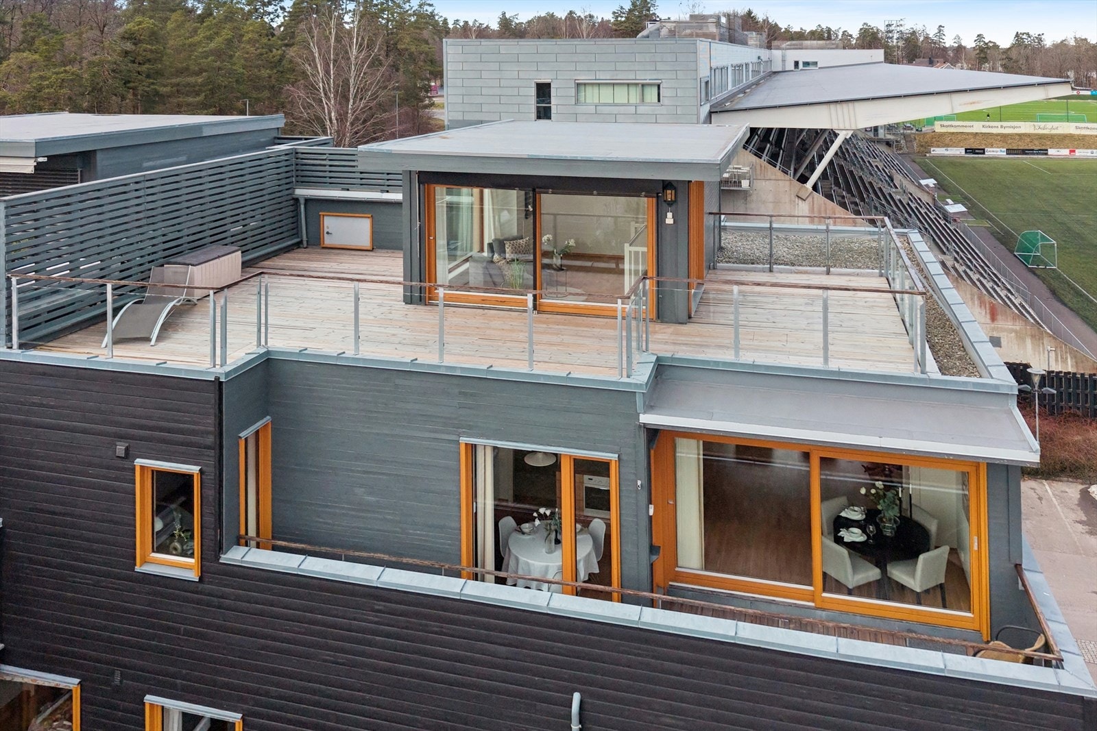 Leiligheten har også garasje med heis rett til leilighetsplan. Galleribilde