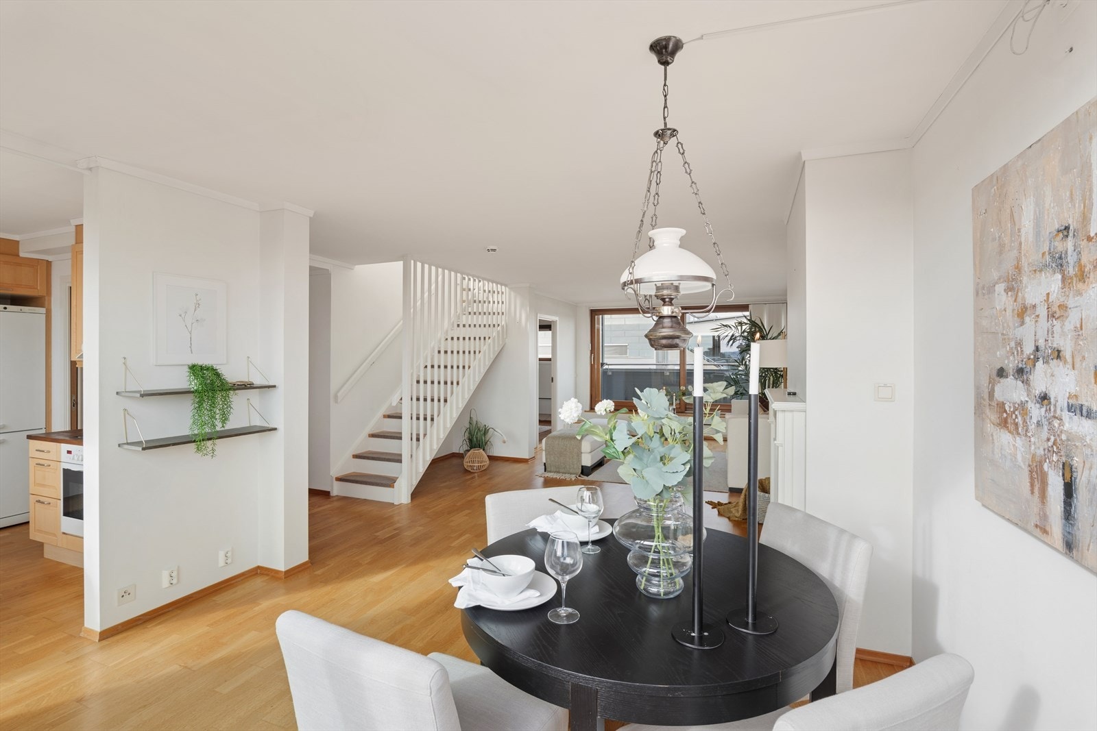 Plass til spisestue i den romslige stuen. Her er det trapp opp til loftsstuen med videre utgang til takterrassen. Galleribilde