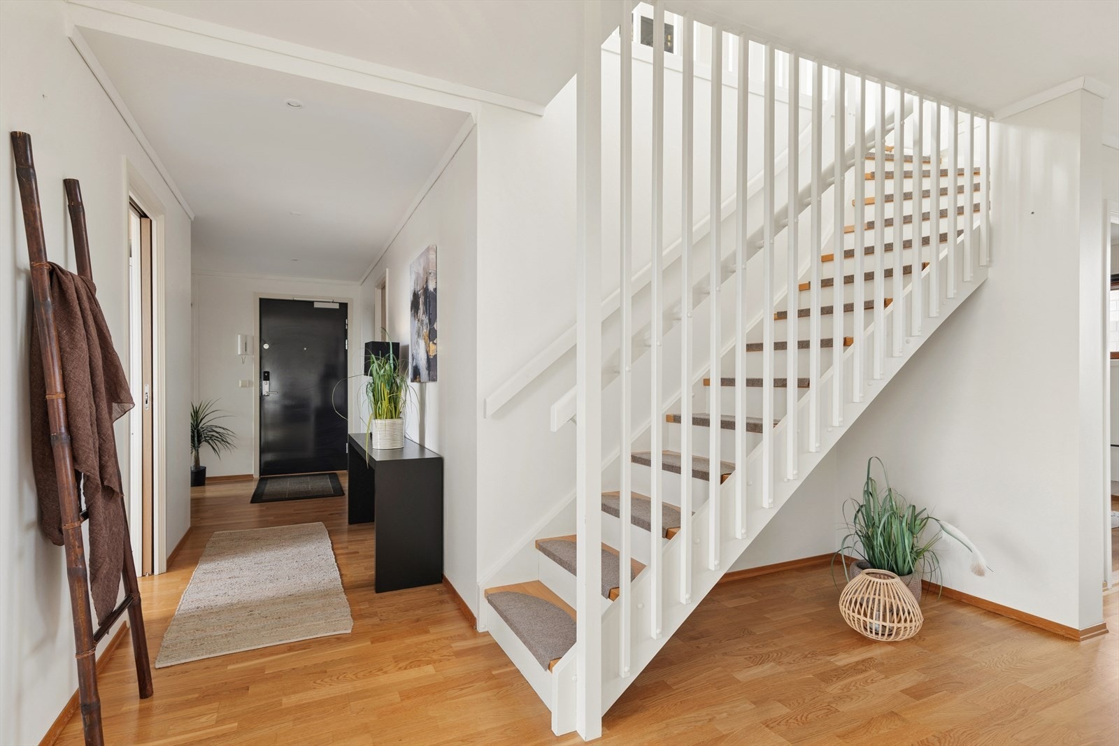 Romslig gang med downlights i tak. Galleribilde