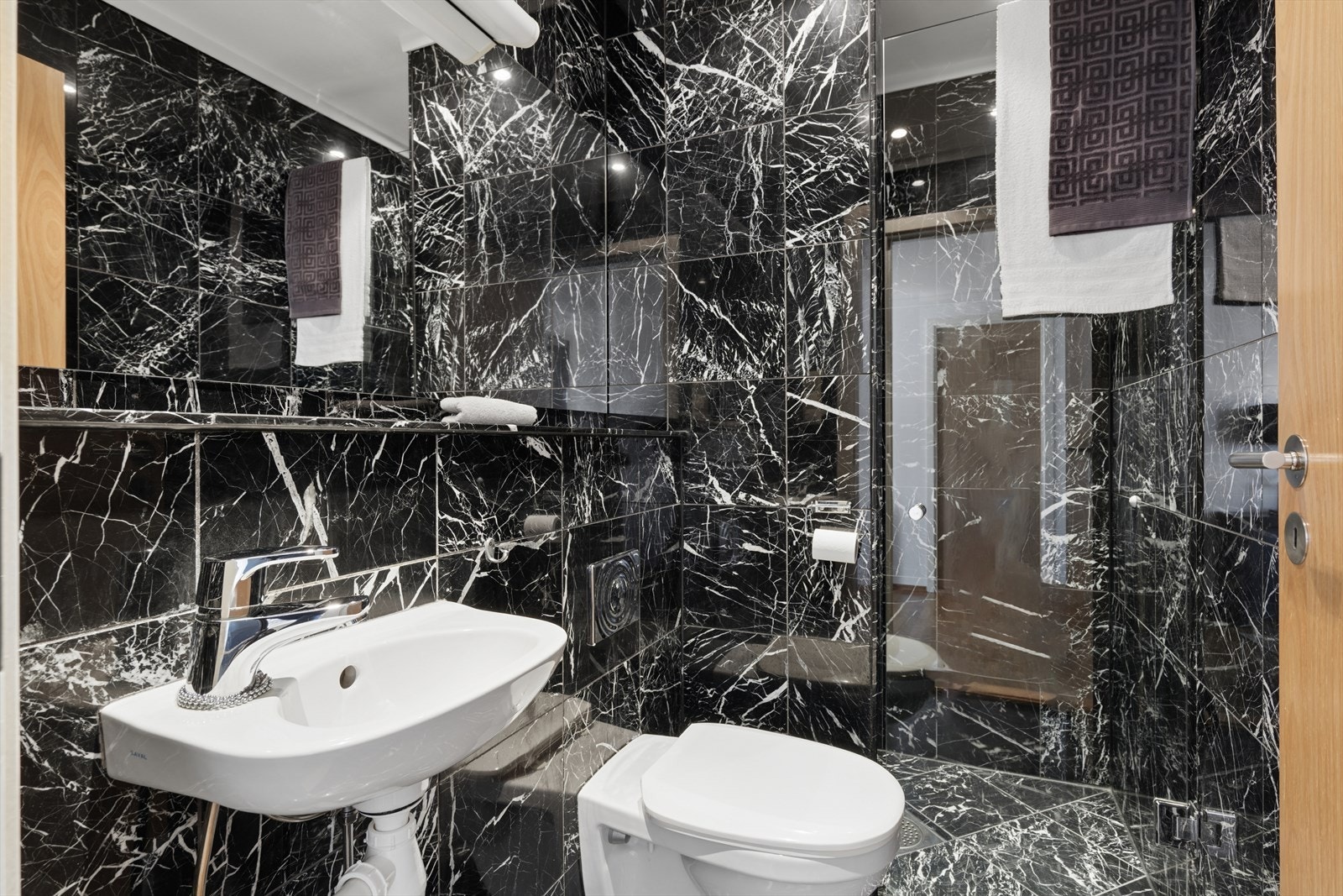 Helfliset bad ved gangen med varmekabler, dusj, wc og vask. Galleribilde