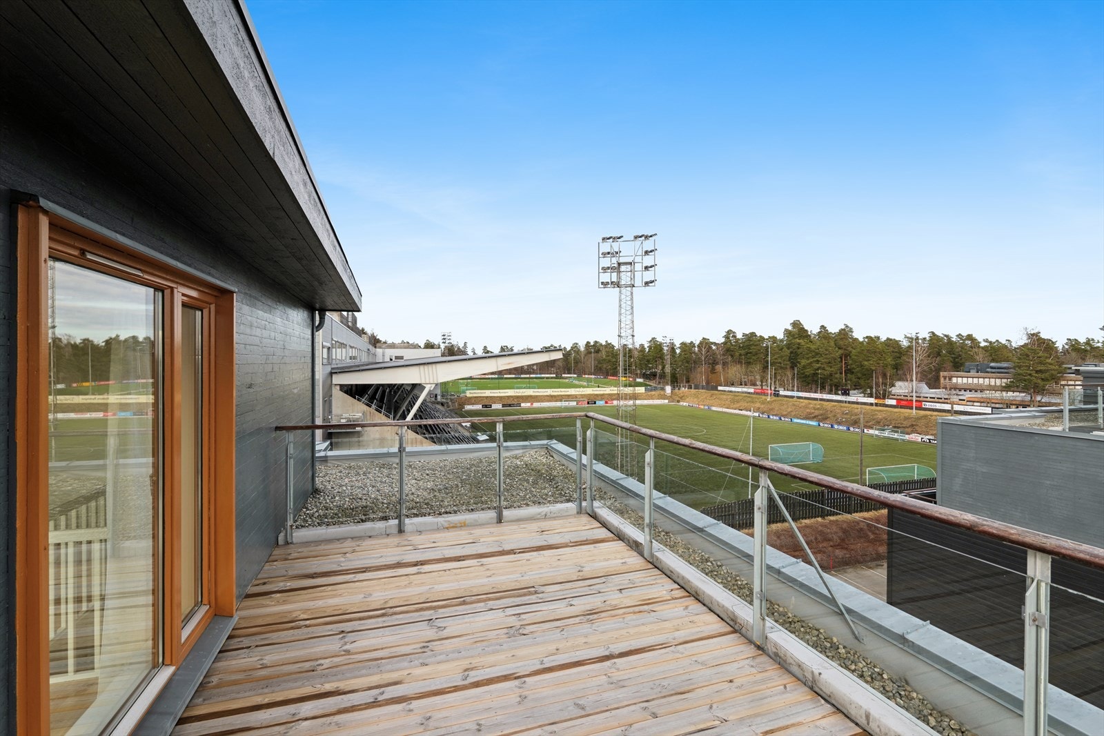 Fra takterrassen kan man også følge med på fotballkamper om ønskelig. Galleribilde
