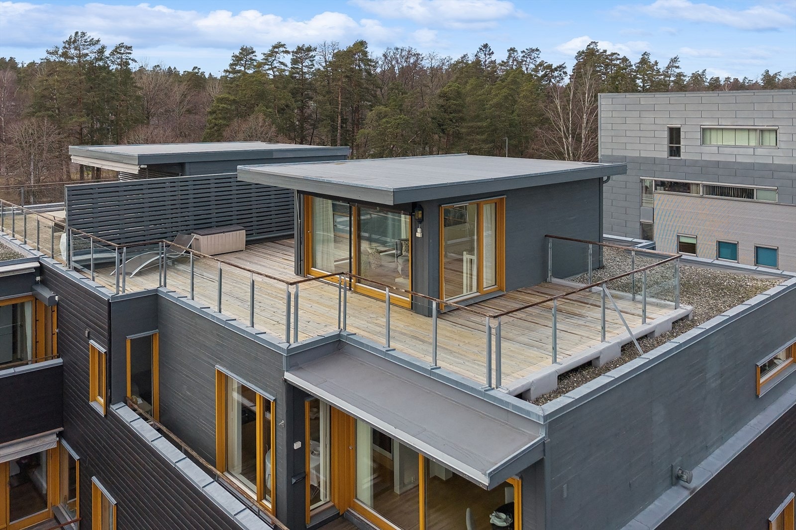 Egen skjermet og solrik takterrasse, flott utsyn mot innseilingen til Tønsberg. Galleribilde