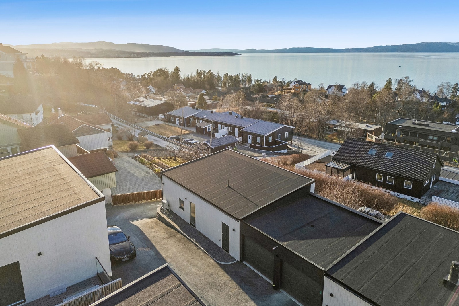 Garasjen er utstyrt med fjernstyrt port, og har plass til å oppbevare sesongens utstyr. Galleribilde