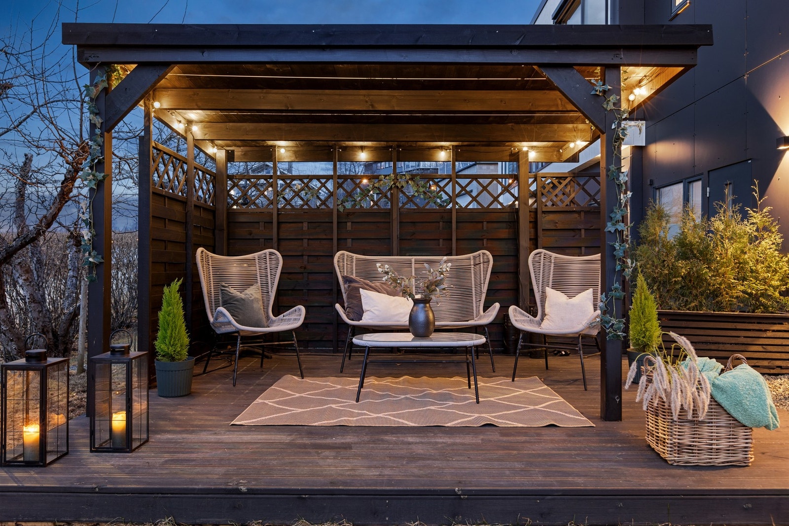 I hagen er det bygget terrasse med overbygg, hvor man kan nyte lang solgang hele sommeren. Galleribilde
