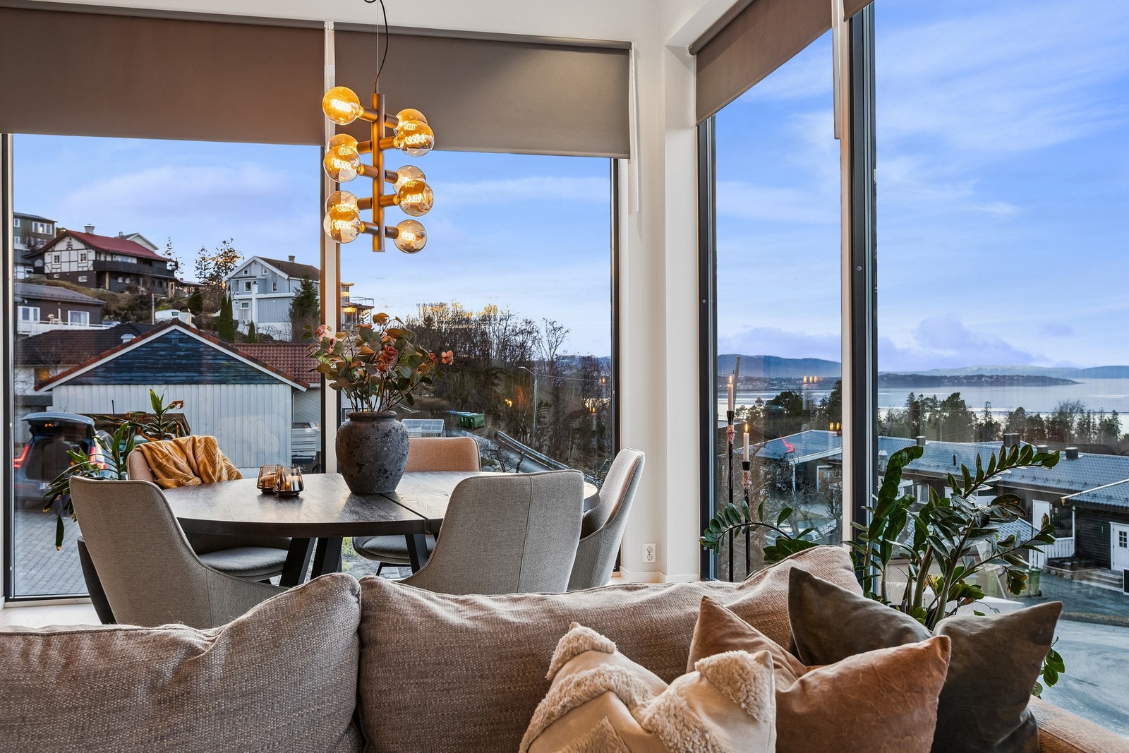 Her kan man nyte panorama utsikt mot Trondheimsfjorden og nyte lang solgang. Galleribilde