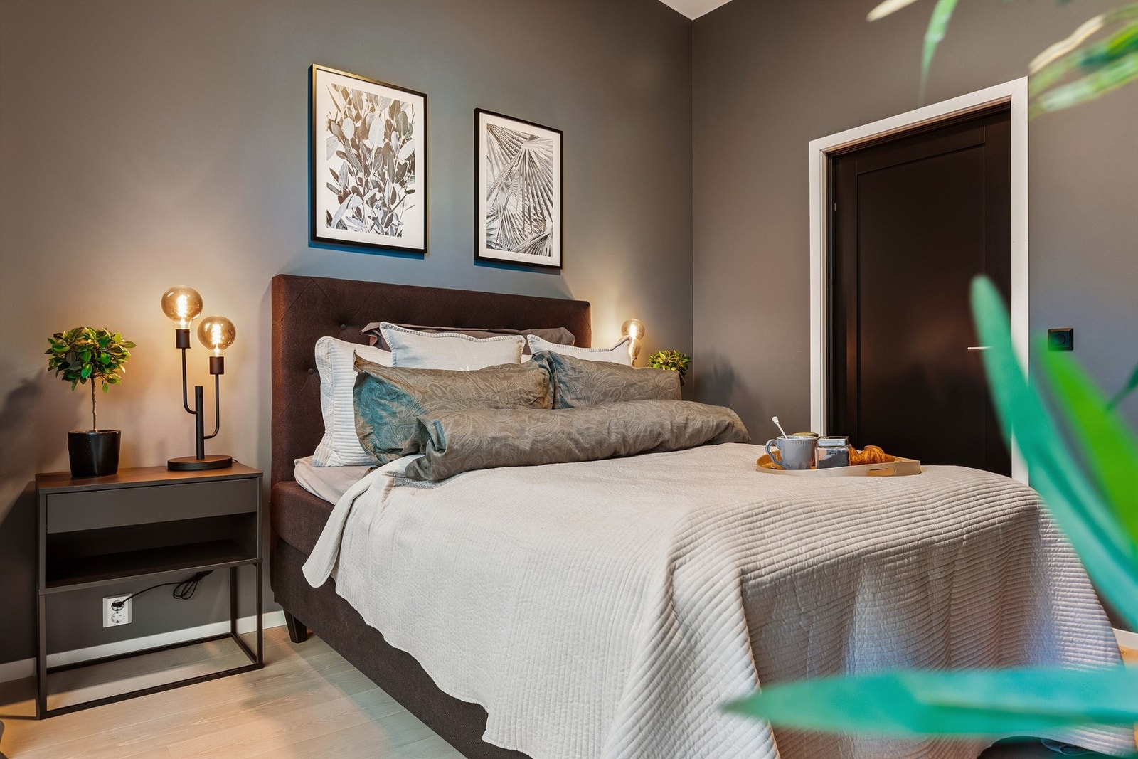 Dette er "the master bedroom" i hovedetasjen og kan tilby sovegaranti i de lune fargevalgene. Galleribilde