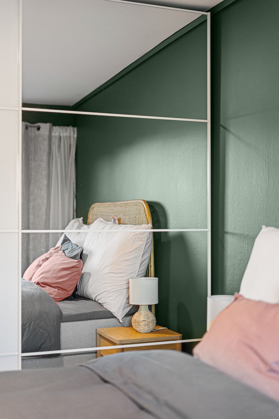 Hovedsoverom har stor skyvedørsgarderobe med speilfronter. Galleribilde