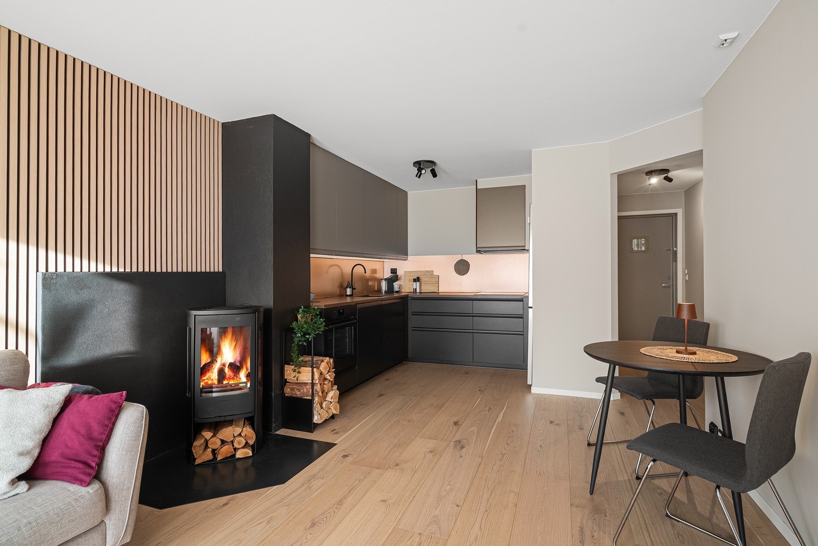 Vedovnen er plassert midt i rommet - både for optimal varmefordeling og maksimal hygge. Galleribilde