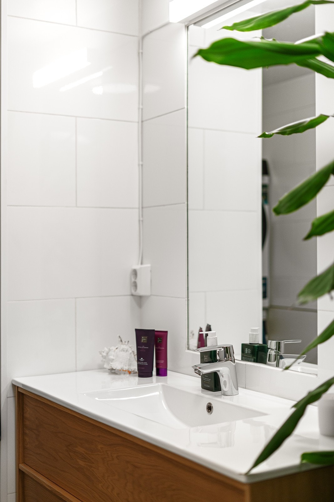 servantskapet er en lun kontrast til det nøytrale uttrykket. Galleribilde